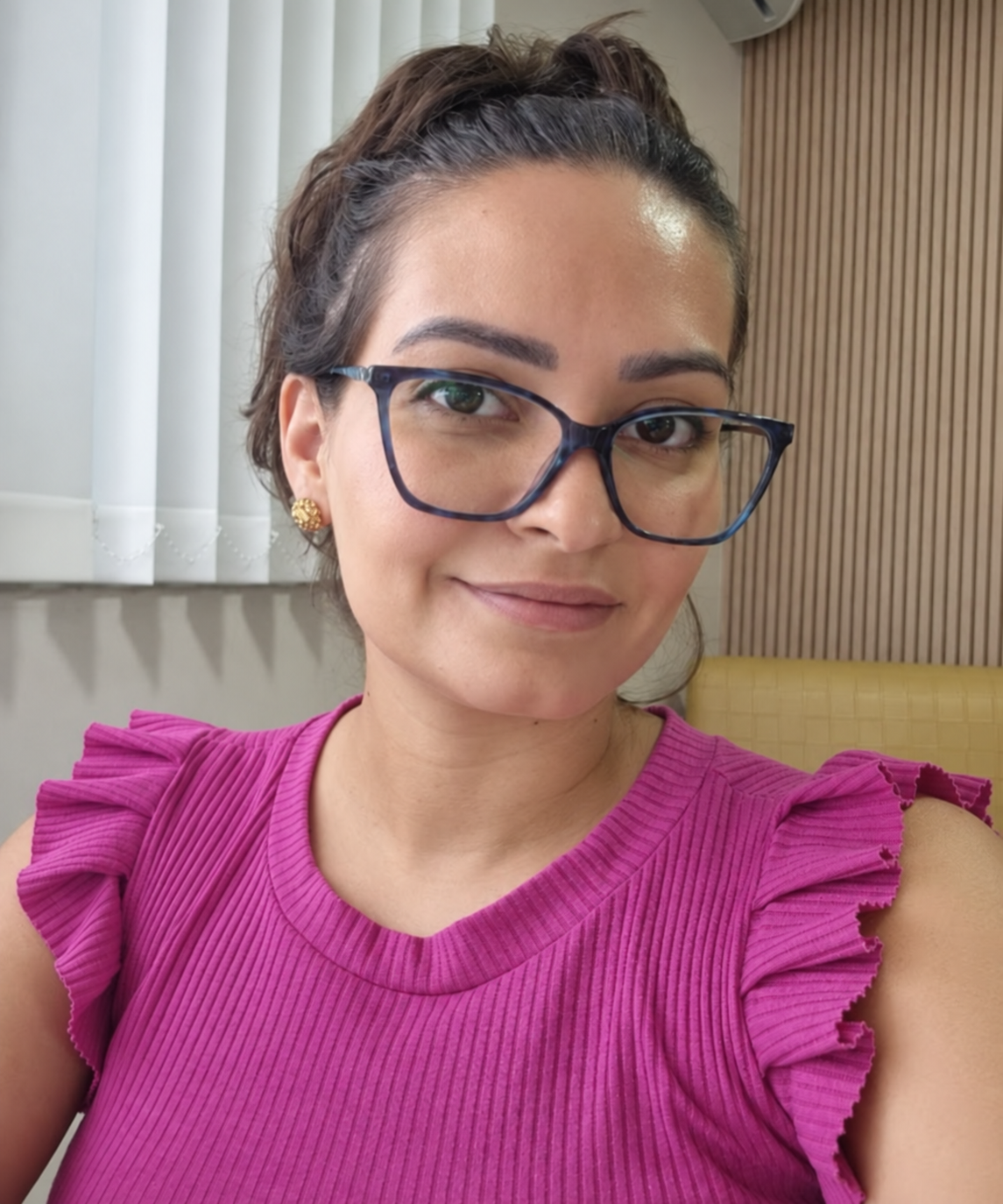 Thais Souza, de blusa pink