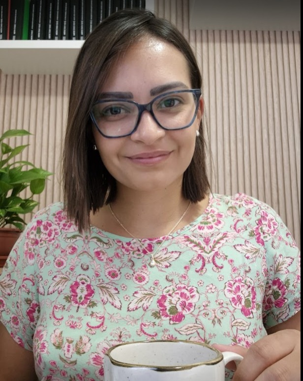 Thais Souza segurando uma xícara
